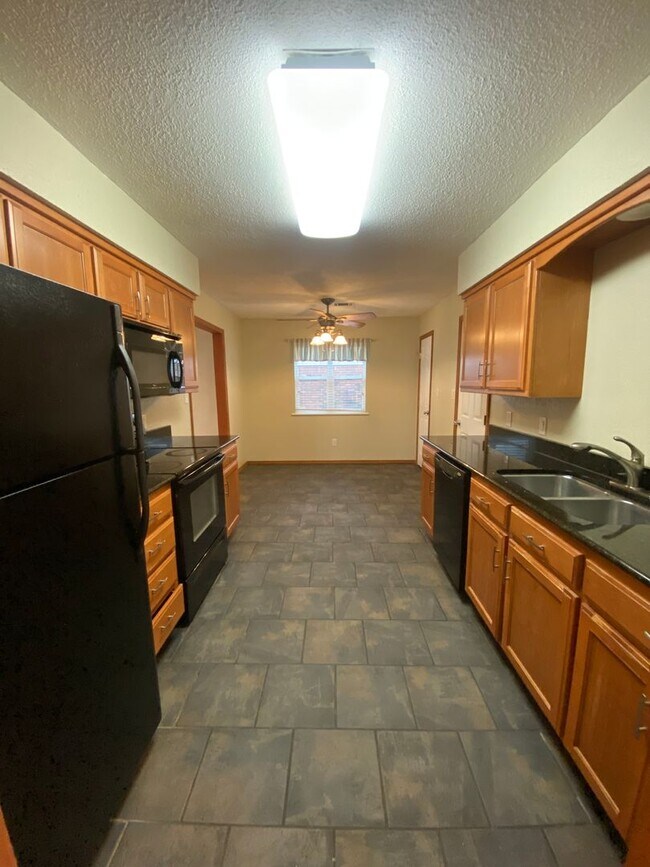 Building Photo - 3 bed 2 bath 2 car garage house