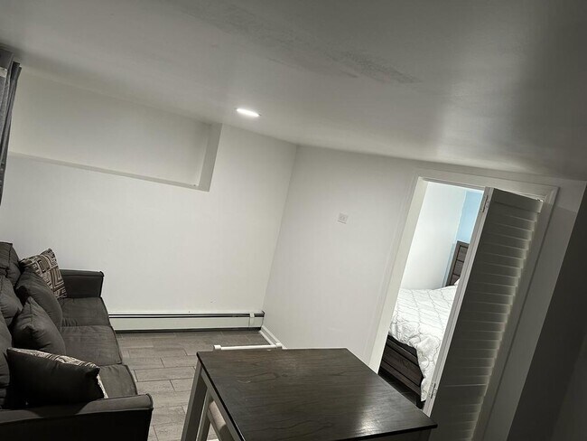 Foto del edificio - 30 Glover Ave