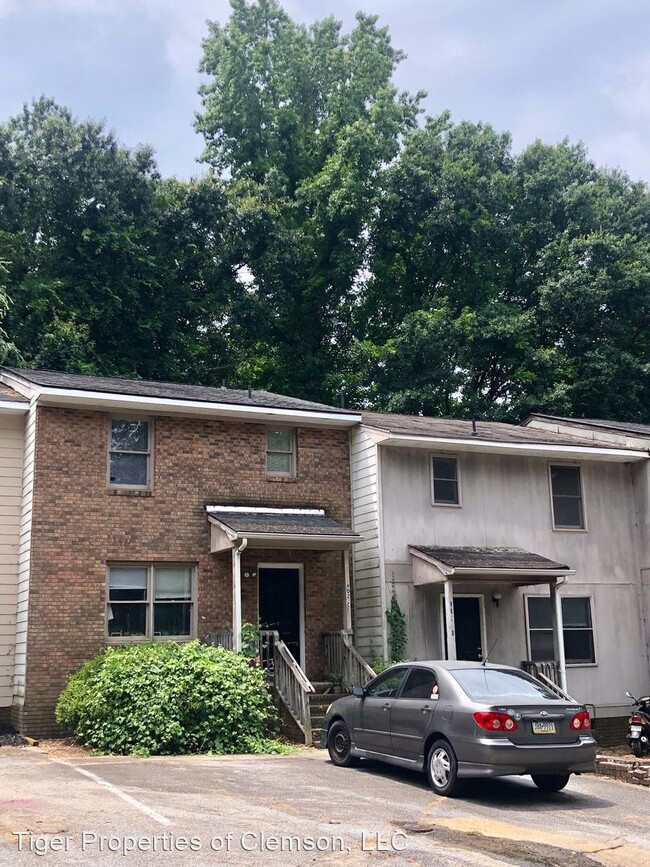Building Photo - 902 Creekside Dr