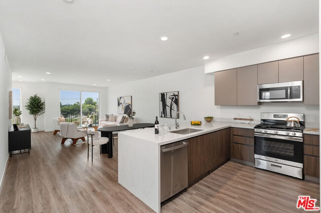 Foto del edificio - 6144 Whitsett Ave