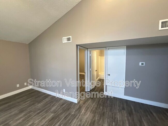 Building Photo - 921 W University Dr
