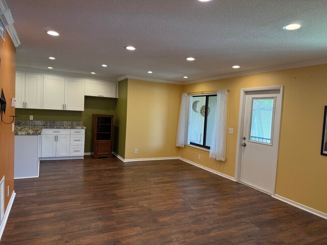 Building Photo - 229 Pine HOV Cir