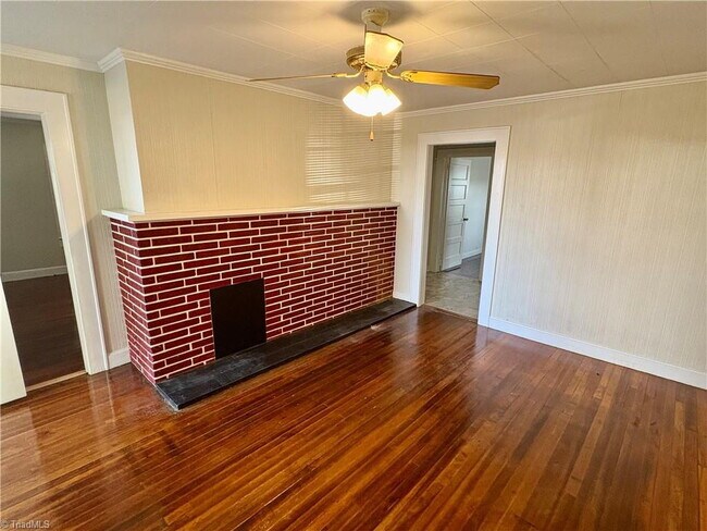 Building Photo - Updated 2 bedroom with beautiful Hardwood Floors!