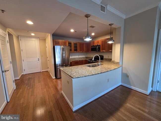 Building Photo - 5750 Bou Ave