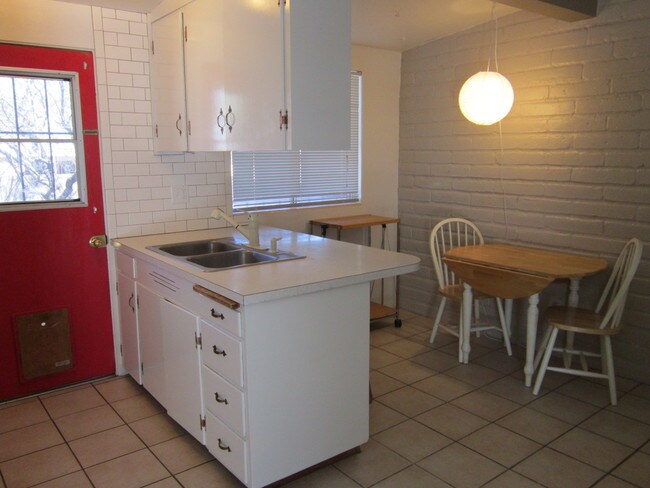 Bright white Kitchen w Bkfst bar - 5505 E Bellevue St