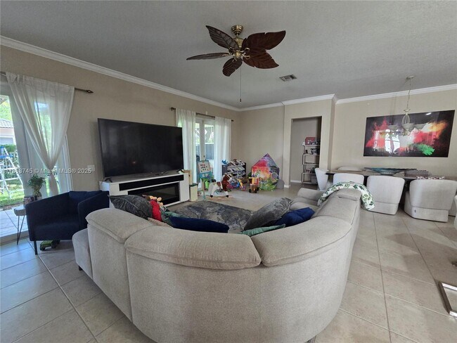 Foto del edificio - 1010 Daisy Ln