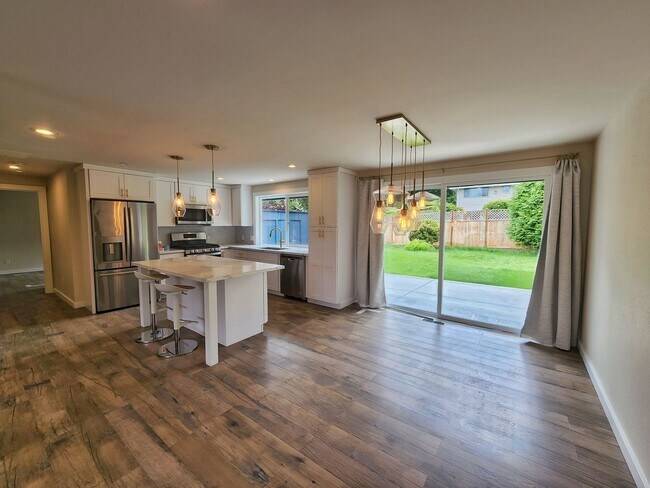 Foto del edificio - Beautilfully Remodeled 4 Bed 2.75 Bath Ram...
