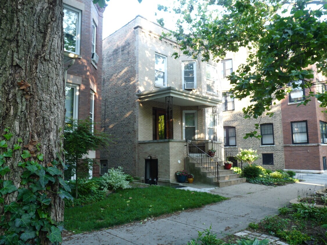 Building Exterior - 6215 N Wayne Ave