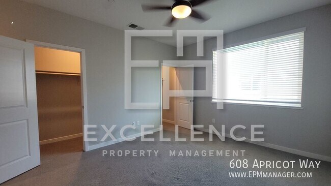 Foto del edificio - 3 Story 3/3 Townhouse, 2 Car Tandem Garage...