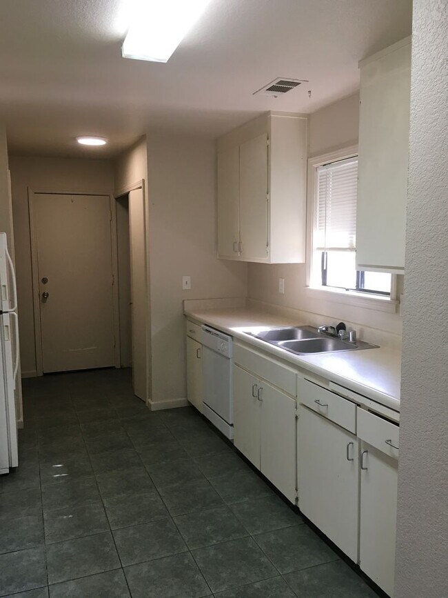 Foto del edificio - East Redding Duplex off Shasta View