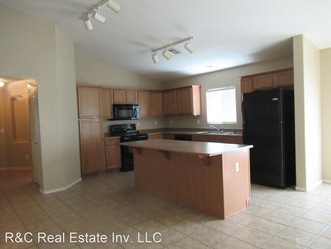 Building Photo - 3 br, 2 bath House - 564 E. Payton St.