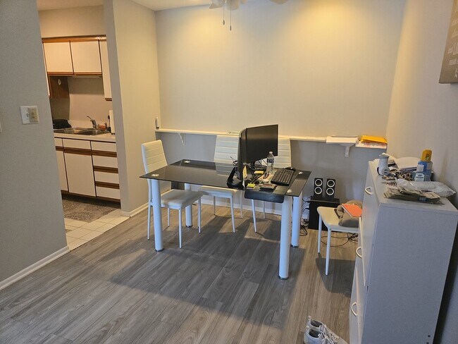 Foto del edificio - 6151 Knoll Wood Rd