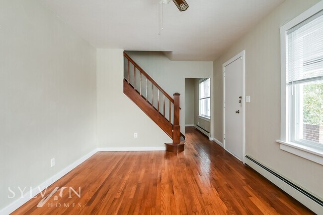 Building Photo - The living is easy in this 3 bedroom, 2 ba...