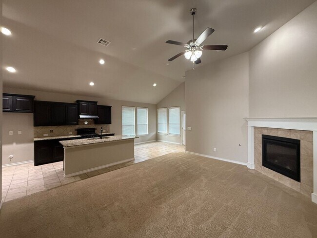 Foto del edificio - Beautiful 4 Bedroom Home in Mustang Schools