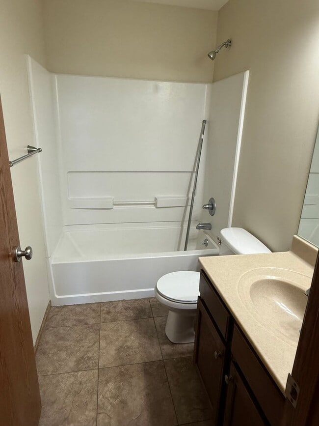 Building Photo - 530 Grainfield St