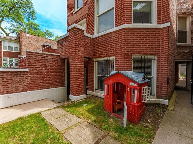 Building Photo - 555 N Lawler Ave