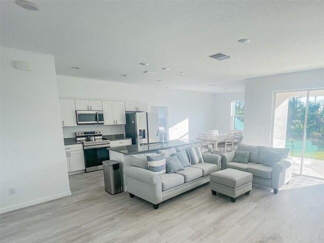 Foto del edificio - Gorgeous and Furnished 3/2/2 on a quiet street!