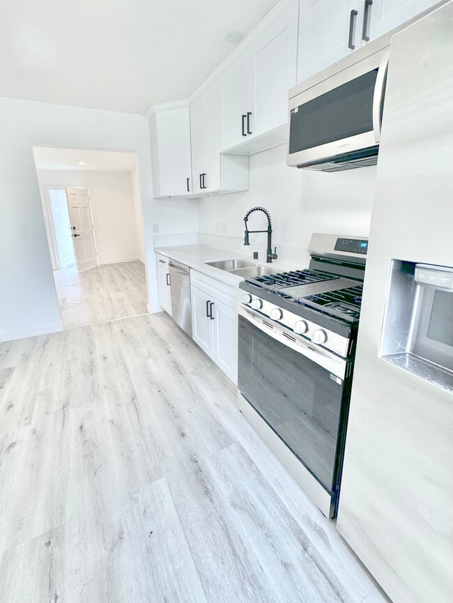 Building Photo - 1600 Chestnut Ave