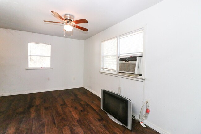 Building Photo - 1567 NE 5th Pl