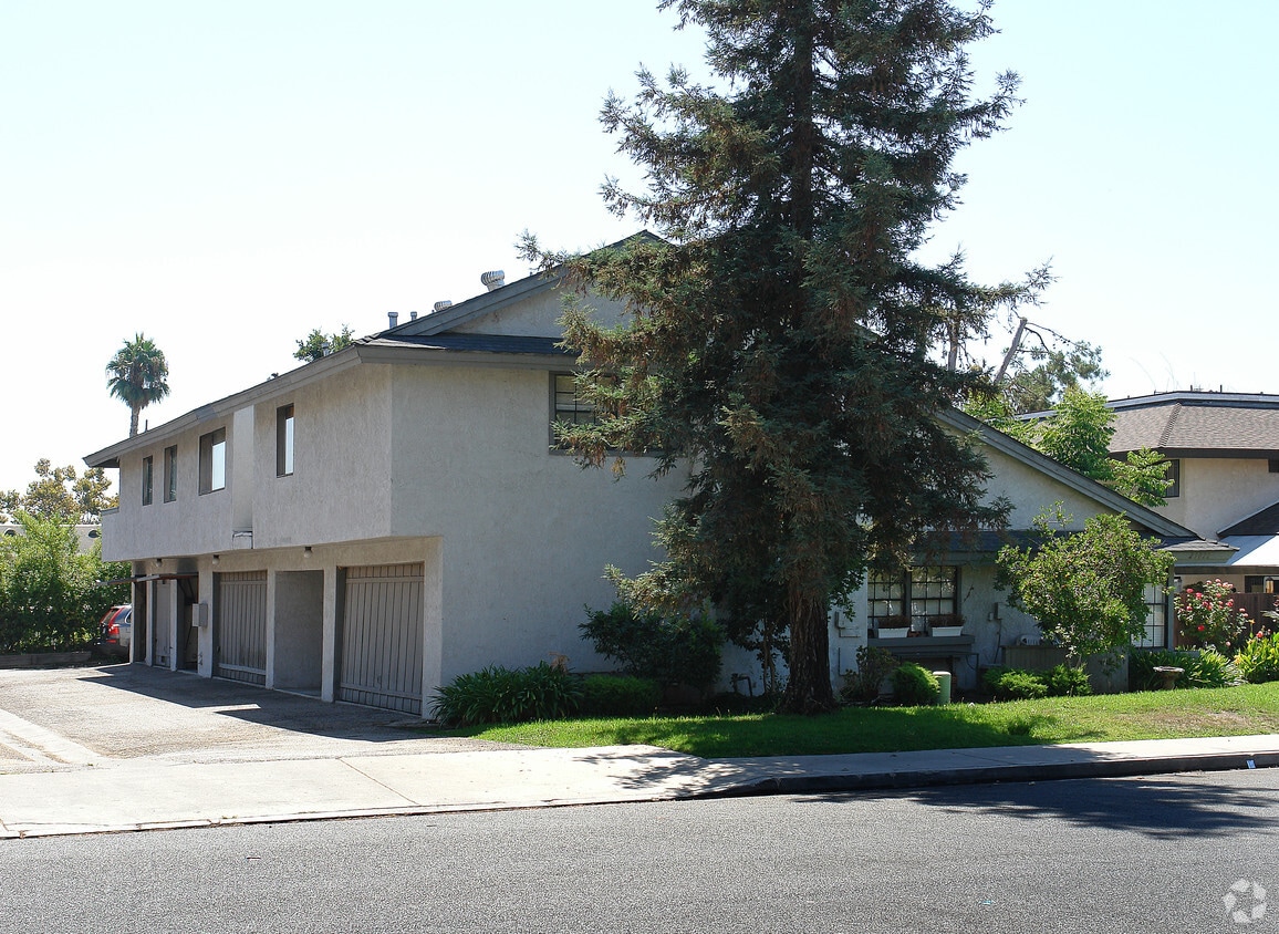 Building Photo - 23022 Village Dr