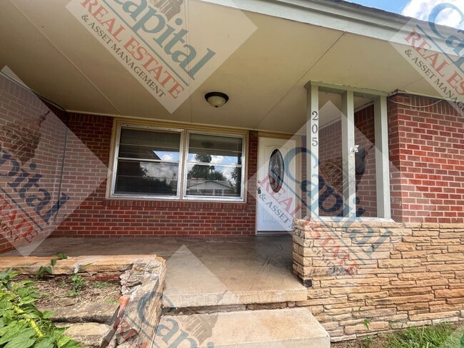 Building Photo - Charming 3 Bedroom