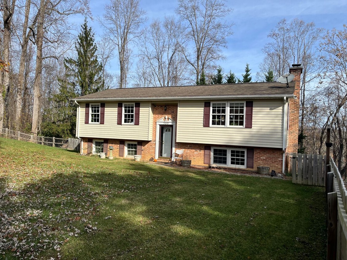 Primary Photo - Lovely Country Home Close to Christiansburg