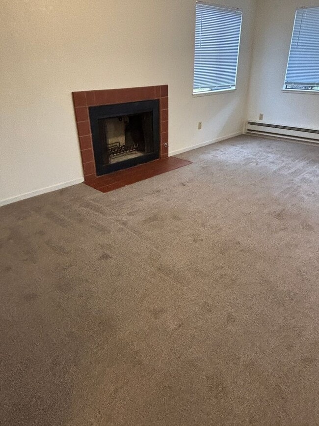 Building Photo - Oak Grove Apartment Available October 1st
