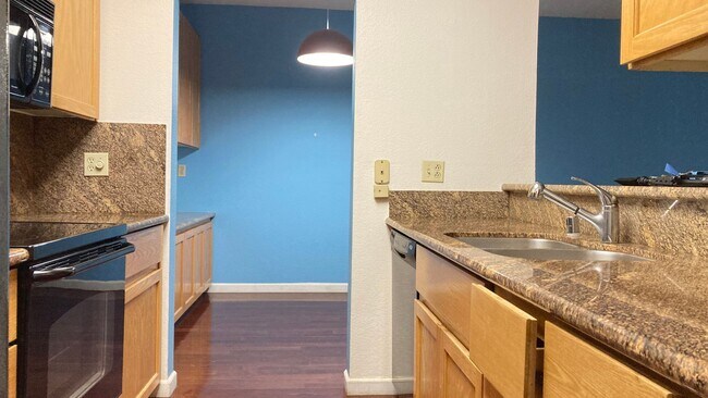 Foto del edificio - Large Terrace near Lake Merritt - In-unit Washer & Dryer