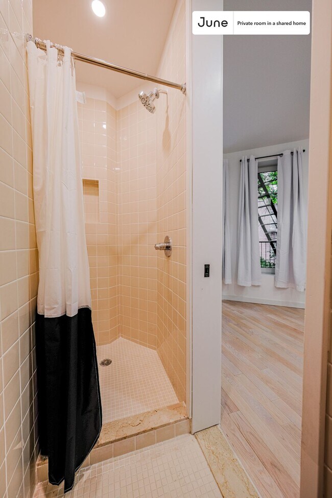 Foto del edificio - Room in Shared 4 bed/4 bath home
