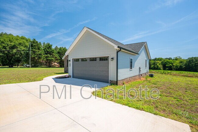 Foto del edificio - 2128 Chatfield Rd