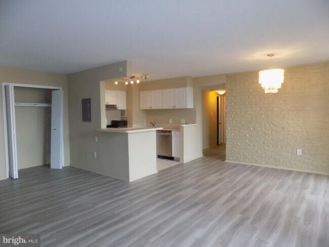 Foto del edificio - 8 8 South Van Dorn St