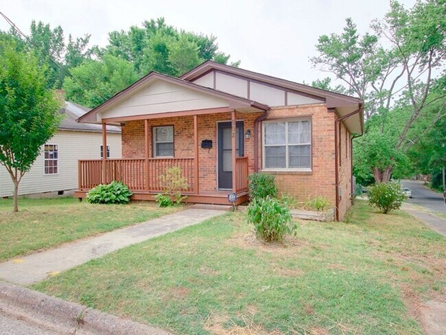 Building Photo - Updated 3 Bedroom, 1.5 Bath With Large Fen...