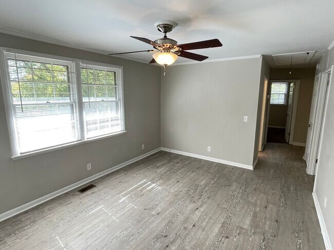 Building Photo - Renovated Hendersonville home with large 2...