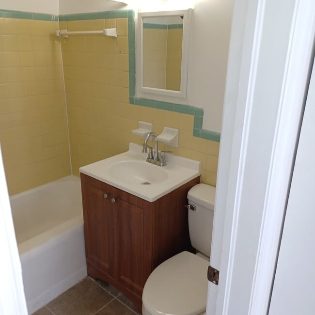 Tocador de baño - 618 58th St
