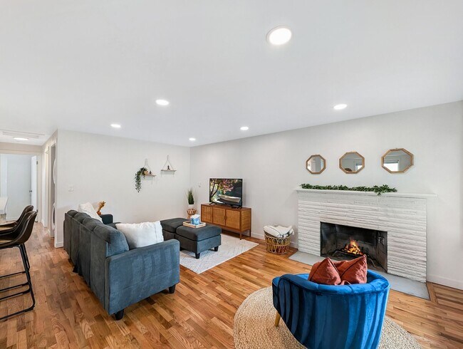 Building Photo - Discover Your Dream Home in a Quiet Seattle Oasis!