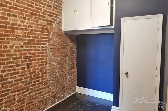 Building Photo - 472 41st St