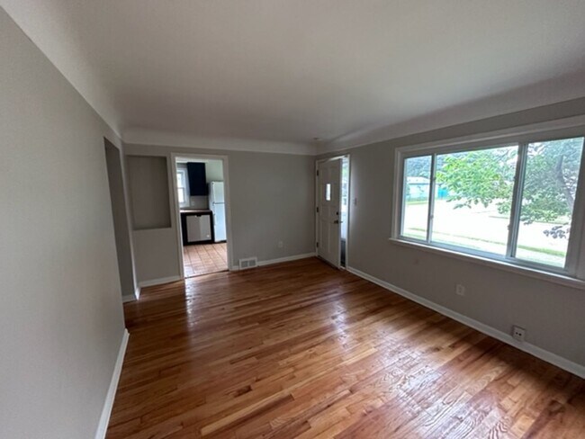 Foto del edificio - Charming 3 bed 1.5 bath ranch with basemen...