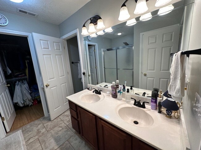 Building Photo - COMING SOON! Beautiful Single Family House with 3 BR and 2 Baths! All Electric, Garage