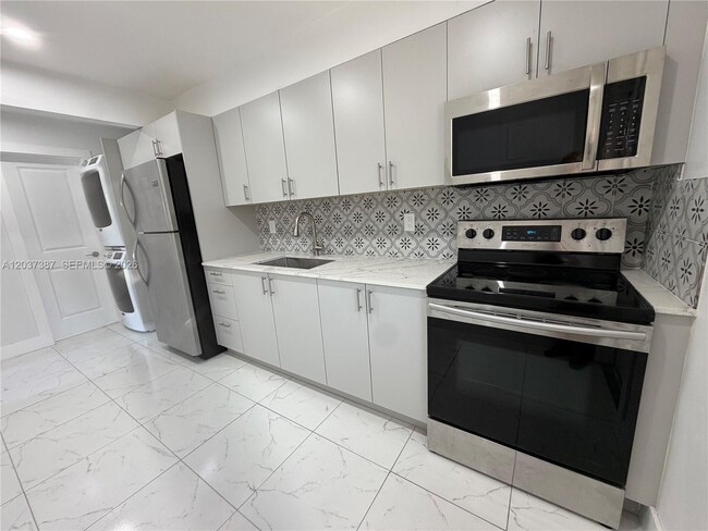 Building Photo - 405 SE 23rd St