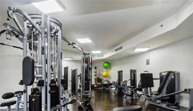 Foto del edificio - 3300 NE 191st St