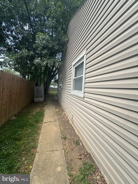 Building Photo - 527 Terrace Dr