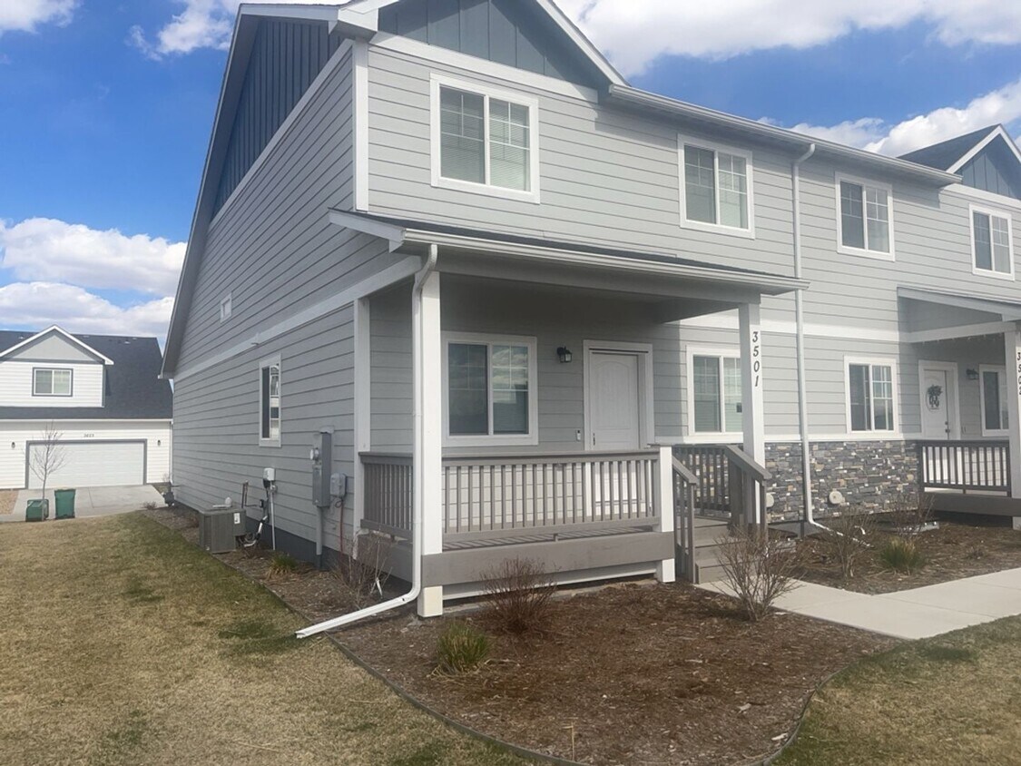 3 Bedroom 2 1/2 Bath 2 Car Garage Townhome Townhome Rentals in