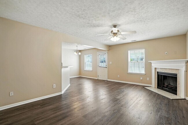 Foto del edificio - Charming 3-Bedroom Townhome with Fenced Backyard in Raleigh