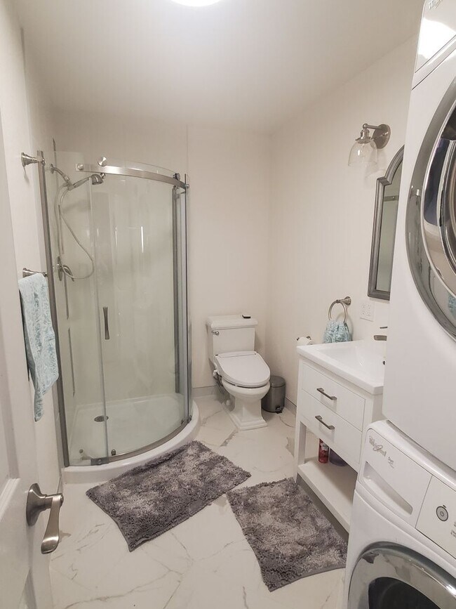 Foto del edificio - Beautifully Renovated Home with Updated Kitchen and bath, paint, and flooring! FREE SOLAR TOO!!!!