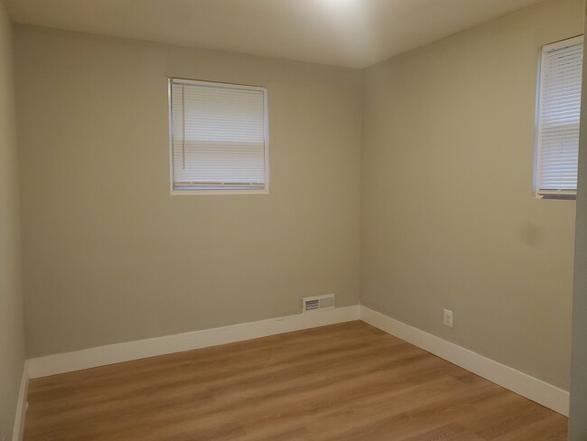 Building Photo - Newly Renovated 1 Bedroom, 1 Bathroom Apar...