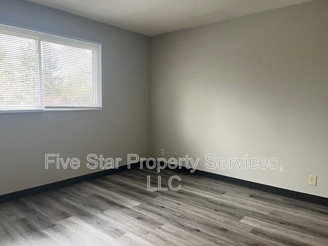 Building Photo - 2119 Saratoga Dr