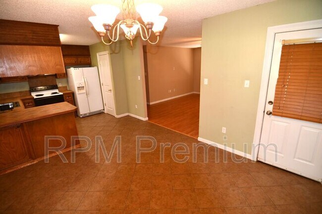 Building Photo - 109 Mistletoe