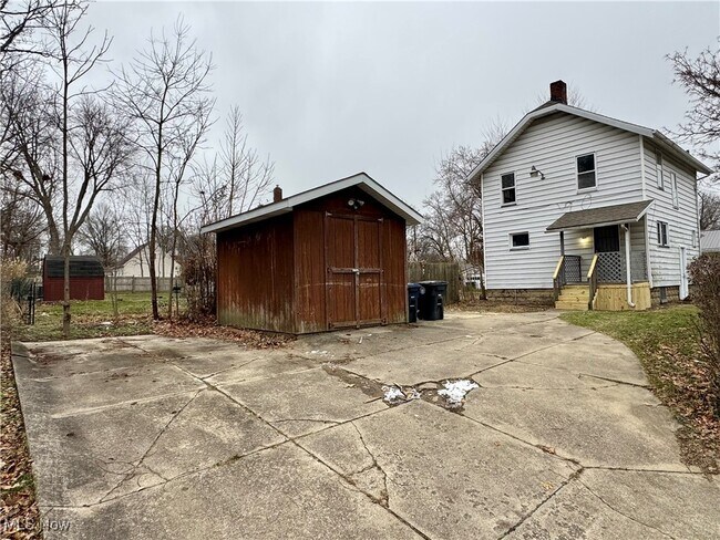 Foto del edificio - 767 Roscoe Ave