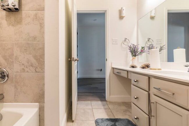 Building Photo - 528 Bronze Forest Dr