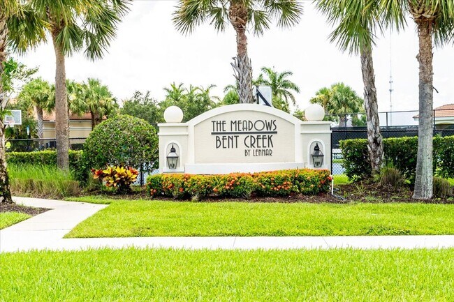 Building Photo - 4 bedroom 3 bathroom, 2055 square foot hom...